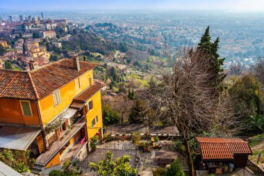 Bergamo, İtalya, 16 Şubat 2020. Yukarı Kentte Manzaralı Şehir Görünümü (Citta Alta).
