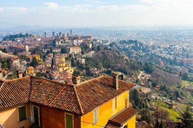 Bergamo, İtalya, 16 Şubat 2020. Yukarı Kentte Manzaralı Şehir Görünümü (Citta Alta).