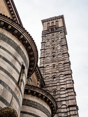 Lecco, İtalya, 12 Şubat 2020. Şehir caddesindeki eski çan kulesi.