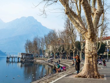 Lecco, İtalya, 16 Şubat 2020. Como Gölü 'nün bulutlu havadaki manzaralı seti ve arkasındaki dağlar.. 