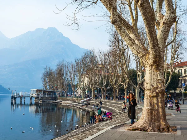 レッコ イタリア 2020年2月16日 雲に覆われた天気のコモ湖とその背後にある山々の美しい堤防 — ストック写真