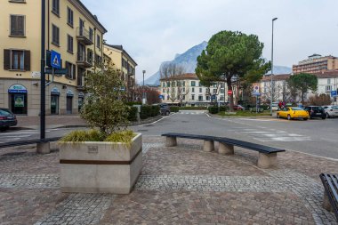 Lecco, İtalya, 16 Şubat 2020. Tarihi bir binada tipik şehir manzarası. 