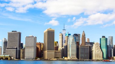 New York, ABD, 14 Mart 2019 'da. Manhattan 'daki gökdelenler. Deniz manzaralı bir şehir.