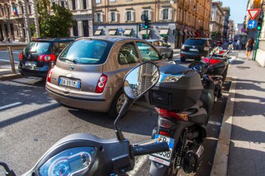 Trieste, İtalya, 5 Ağustos 2019. Şehrin tarihi kesiminde çok güzel bir cadde. Motosikletler kaldırımın kenarında park edilmiş.