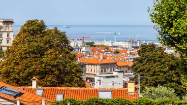 Trieste, İtalya, 5 Ağustos 2019. Gözlem güvertesinden şehrin kıyı kesiminin manzarası.