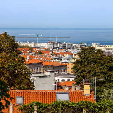 Trieste, İtalya, 5 Ağustos 2019. Gözlem güvertesinden şehrin kıyı kesiminin manzarası.