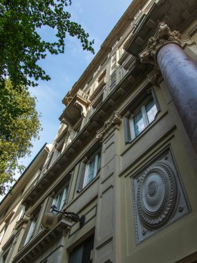 Trieste, İtalya, 7 Ağustos 2019. Tarihi yapı alanındaki binanın ön cephesinin bir parçası.