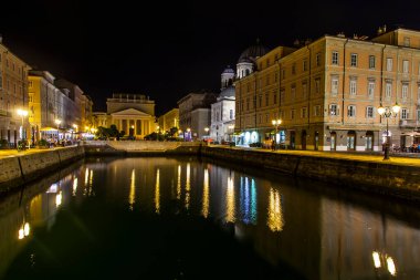 Trieste, İtalya, 5 Ağustos 2019. Kanal Grande 'nin manzaralı panoramik manzarası ve akşam aydınlatmasında setin mimari kompleksi