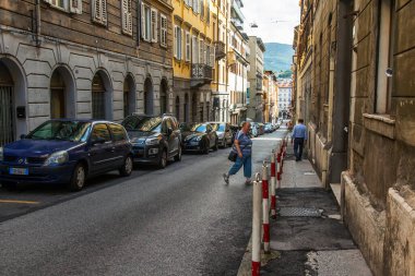 Trieste, İtalya, 5 Ağustos 2019. Tarihi şehirde güzel bir resim caddesi. Arabalar kaldırımın kenarına park edilmiş.