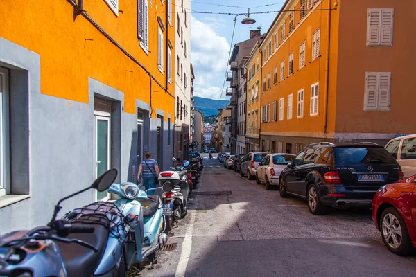 トリエステ イタリア 2019年8月5日市内の歴史地区にある美しい絵のような通り 歩道の近くにはバイクが停まっている — ストック写真