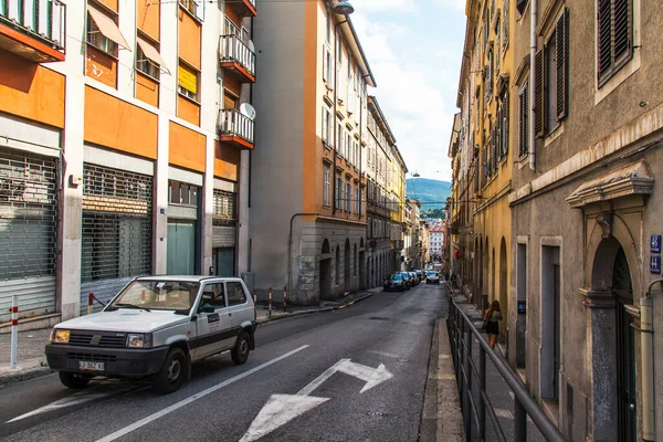 Trieste Italia Agosto 2019 Hermosa Calle Pintoresca Ciudad Histórica Coches — Foto de Stock