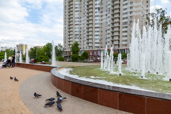 ロシアのプシュキノ 2020年6月6日 春の午後に街の風景 ダウンタウンの記念碑 — ストック写真