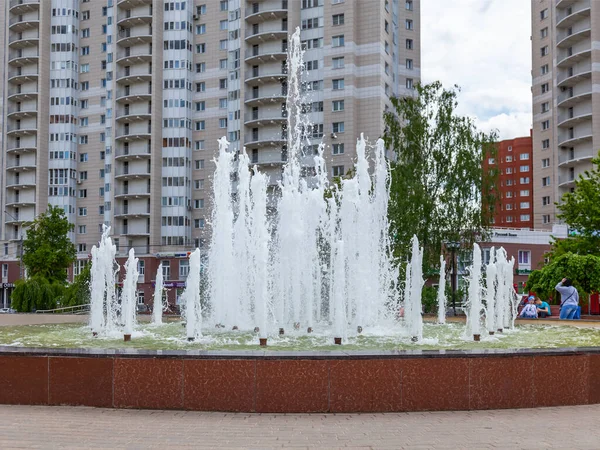 ロシアのプシュキノ 2020年6月6日 春の午後に街の風景 ダウンタウンの記念碑 — ストック写真