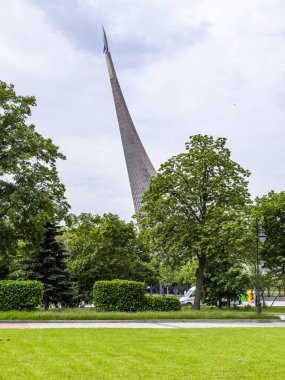 Moskova, Rusya, 15 Haziran 2020. Uzay kaşifleri - Sovyet halkının uzay keşiflerindeki başarılarının anısına 1964 yılında şehrin Ostankino bölgesinde kurulan bir anıt.