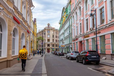 Moskova, Rusya, 15 Haziran 2020. Tarihi şehirde tipik bir mimari topluluğun bir parçası.