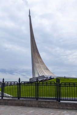 Moskova, Rusya, 15 Haziran 2020. Uzay kaşifleri - Sovyet halkının uzay keşiflerindeki başarılarının anısına 1964 yılında şehrin Ostankino bölgesinde kurulan bir anıt.