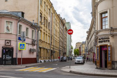 Moskova, Rusya, 15 Haziran 2020. Tarihi şehirde tipik bir mimari topluluğun bir parçası.