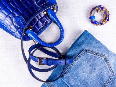 Şık kadın aksesuarları ve kot pantolonları. Düz yatıyordu.