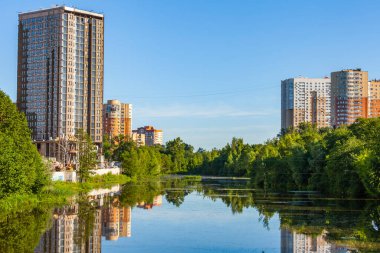Pushkino, Rusya, Haziran, 22, 2020. Güneşli bir yaz öğleden sonrasında şehir manzarası, Serebryanka nehrinin yanında yeni evler