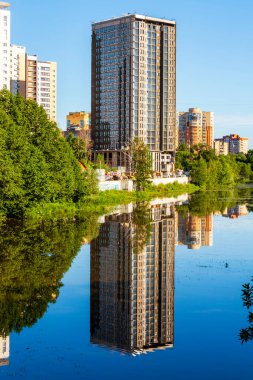 Pushkino, Rusya, Haziran, 22, 2020. Güneşli bir yaz öğleden sonrasında şehir manzarası, Serebryanka nehrinin yanında yeni evler
