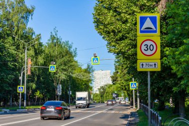 Pushkino, Rusya, Haziran, 22, 2020. Güneşli yaz aylarında şehir manzarası. Arabalar sokaktan geçer.