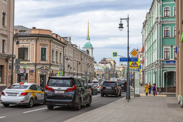 ロシアのモスクワ2020年6月15日 スレンカ通りだ 都市の歴史的な部分で典型的な建築アンサンブルの断片 — ストック写真