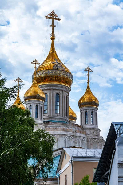 Москва Россия Июня 2020 Золотые Купола Старой Церкви Видны Вдалеке — стоковое фото
