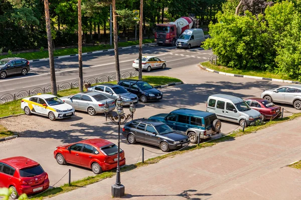 Pushkino Rusia Mayo 2020 Coches Pie Aparcamiento Ciudad Iluminado Con —  Fotos de Stock