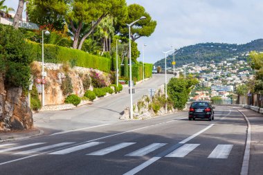 Villefranche-sur-Mer, Fransa, 10 Ekim 2019. Deniz kıyısındaki resimli dağ yolu.