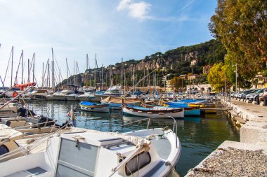 Villefranche-sur-Mer, Fransa, 10 Ekim 2019. Kıyıya yakın bir körfeze demirlemiş sayısız tekne var..