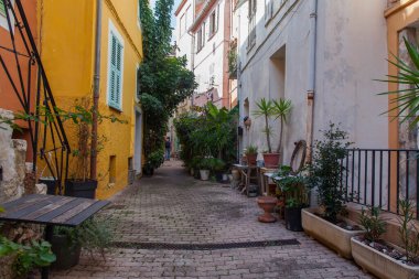 Villefranche-sur-Mer, Fransa, 10 Ekim 2019. Resimli şehir manzarası. Eski kasabadaki Dar Sokak
