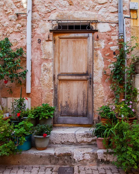 Villefranche-sur-Mer, Fransa, 10 Ekim 2019. Provence 'ın tipik mimarisi. Eski şehirdeki binanın ön cephesinin bir parçası. Ön kapının geleneksel tasarımı.