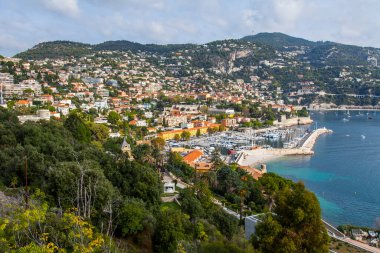 Villefranche-sur-Mer, Fransa, 10 Ekim 2019. Sahildeki körfez ve şehir binalarının manzarası