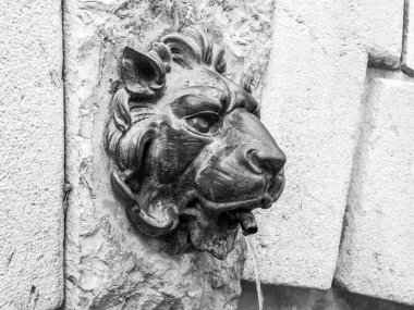 Villefranche-sur-Mer, Fransa, 10 Ekim 2019. Provence 'ın tipik mimarisi. Aslan başı kadar eski bir çeşme