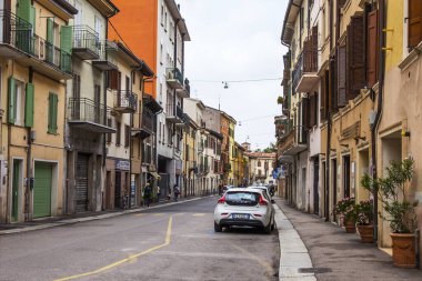Verona, İtalya, 24 Nisan 2019. Eski kasabadaki dar resimli cadde. Tipik şehir silüeti