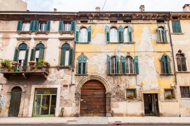 Verona, Italya, 24 Nisan 2019. Eski şehirde binanın bir cephe tipik mimari detayları. 