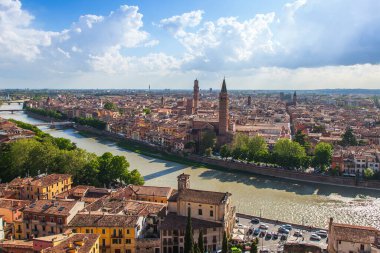 Verona, İtalya, 24 Nisan 2019. Sahildeki tepenin yamacının manzarası Adige nehri.