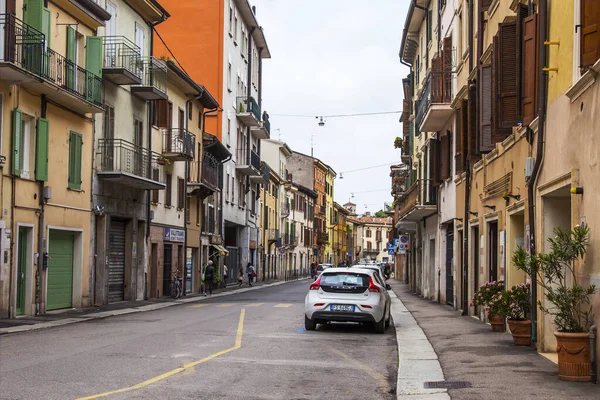 2019年4月24日 意大利维罗纳 小镇上狭窄的风景如画的街道 典型城市天际线 — 图库照片
