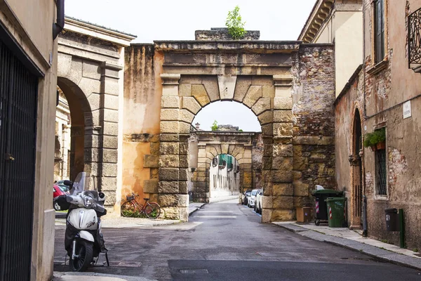 Verona Italy April 2019 Narrow Picturesque Street Old Stone Arch — Stock Photo, Image