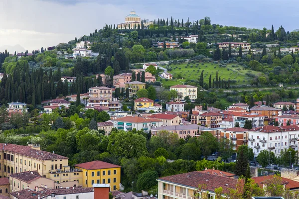 Verona Italia Abril 2019 Vista Panorámica Ladera Colina Costa Río — Foto de Stock