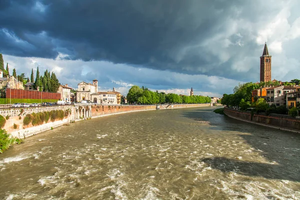 Verona Italien Den April 2019 Naturskön Panoramautsikt Över Floden Adige — Stockfoto