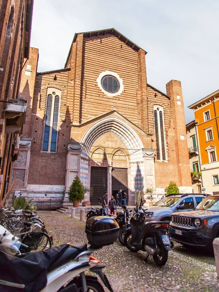 2019年4月24日イタリアのヴェローナ 人々は旧市街の狭い絵の通りに沿って行く 遠くの大聖堂のファサード — ストック写真