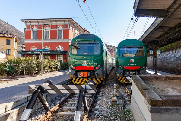 Como Itália Fevereiro 2020 Trem Regional Parou Perto Plataforma Estação — Fotografia de Stock