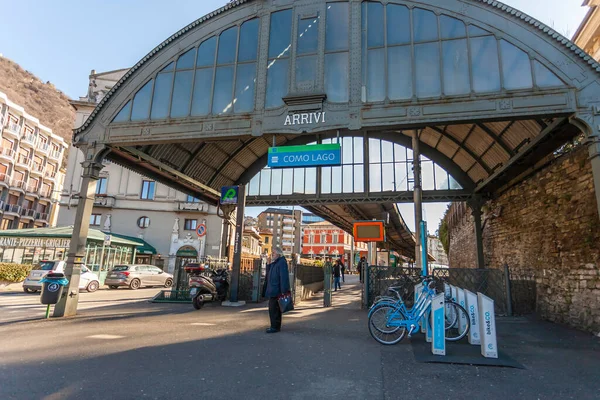 Como Talya Şubat 2020 Bölgesel Tren Tren Tren Istasyonunun Peronunda — Stok fotoğraf