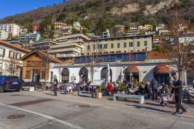 Como, İtalya, 12 Şubat 2020. Como Gölü 'nün manzarası ve güzel gezinti alanı.