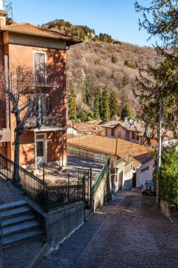 Brunate, İtalya, 12 Şubat 2020. Como Gölü 'nün yüksek kıyısındaki küçük bir kasabanın tipik mimarisi.