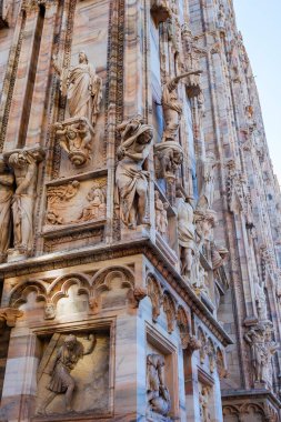 Milan, İtalya, 12 Şubat 2020. Şehrin ilgi odağı katedraldir (İtalyanca: Duomo di Milano veya Cattedrale di Santa Maria Nascente). Katedral çatısının taş kaplama dekoru