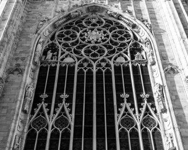 Milan, İtalya, 12 Şubat 2020. Şehrin ilgi odağı katedraldir (İtalyanca: Duomo di Milano veya Cattedrale di Santa Maria Nascente). Katedral çatısının taş kaplama dekoru