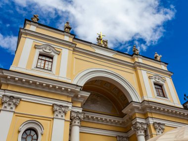 St. Petersburg, Rusya, 13 Haziran 2020. Nevsky Prospekt 'teki Katolik Kilisesi cephesinin bir parçası.