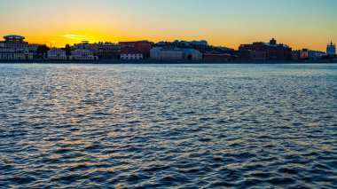 St. Petersburg, Rusya, 13 Haziran 2020. Neva Nehri 'nin beyaz gecelerdeki manzarası ve seti